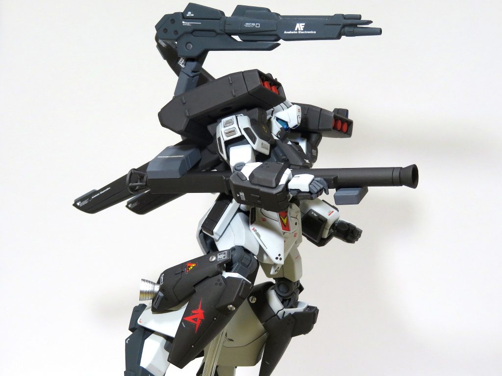 分かりにくいですが、頭部のバイザー内部に3Dメタリックシールを貼り付けました。また、両肩の3連装ミサイルポッドのせいか、頭が詰まっているようにも見えたので、首部分を1mm延長しております。