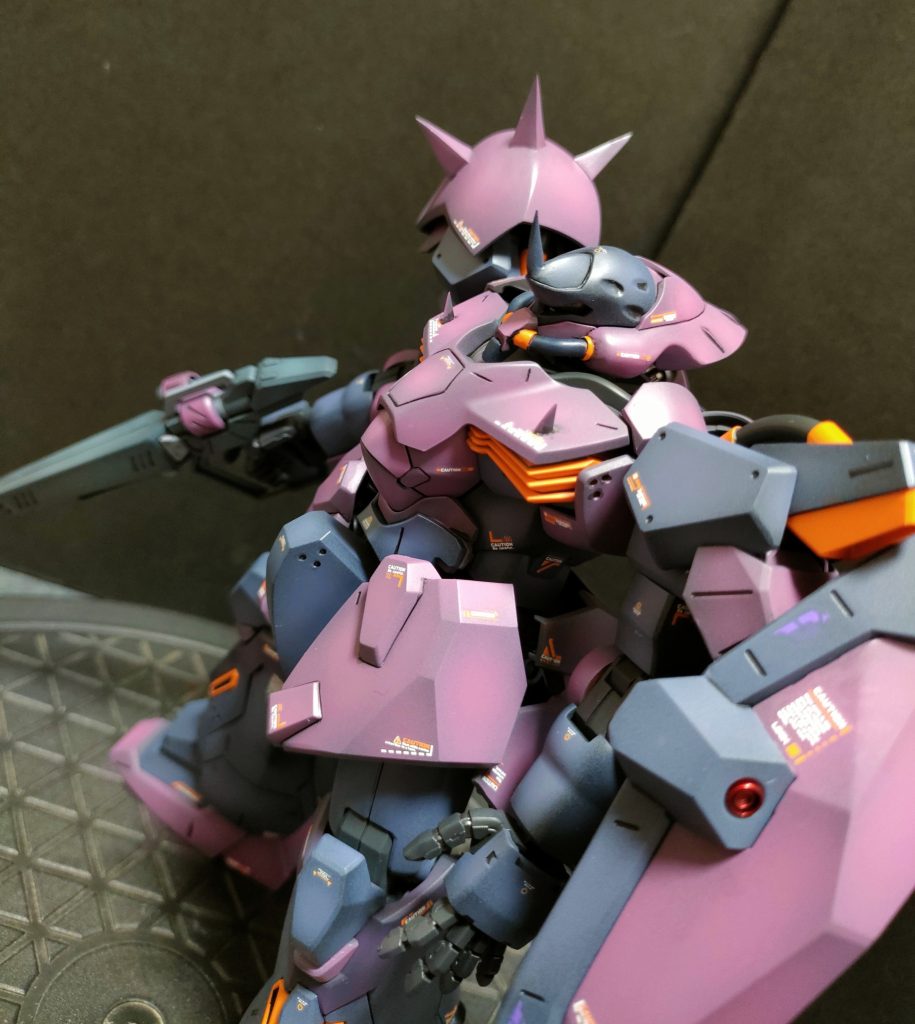 バーニア内部のキャンディ塗装に合わせて同色のディテールアップパーツも各地に着けてと。