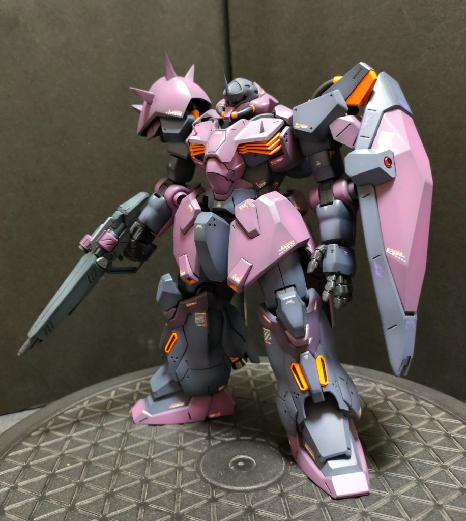 肩のスパイクをトゲトゲに。握り手の穴が気になったんでオフィシャルパーツの平手を。