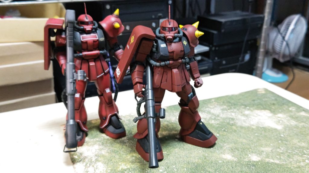 作品名：ジョニ機<p>セガサターン版「ギレンの野郎」のころ制作した旧MGジョニー・ライデンのザクⅡFS型（右側の赤いの）💦保存状態良くてニヤニヤしております💦 いずれ再整備して完成日投稿しようかと💦</p>
