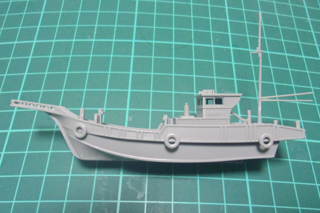 グリーンマックスの漁船です。ここからリューターやヒートペンで叩いたり突いたりして、さらに溶きパテやテクスチャーペイントを塗りつけて沈没船っぽくしました。