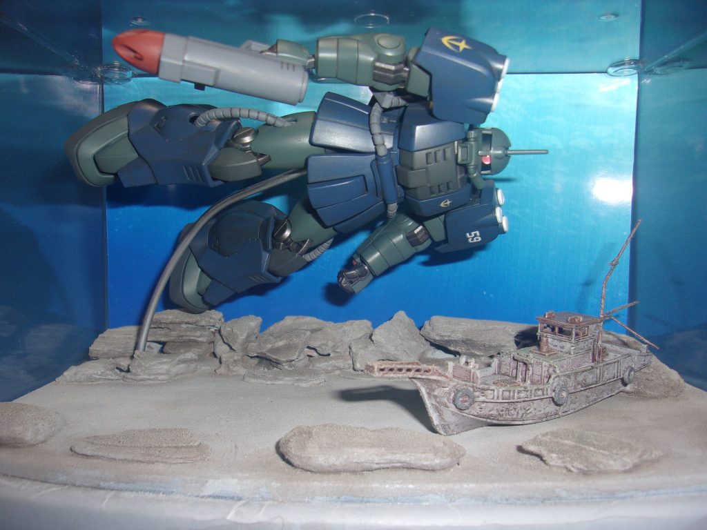 フラッシュ焚くとこんな感じ。ジオラマではなく展示・撮影用のベースなので平地を広くしています。