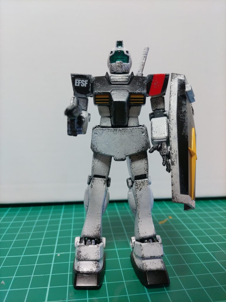 肩の部分は赤色のところがそのままの赤でマスキングテープを使用し塗り分けをしました。