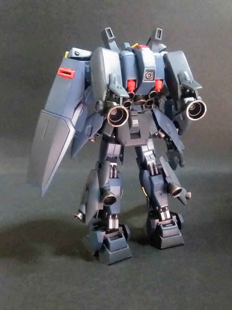 スラスター・・・多すぎた 😩バックパック中央の二つの赤いモノは『なんちゃってインコムシステム』🙂勿論！『ガンダム Mk-Ⅴ』の真似っコです 😚🎶