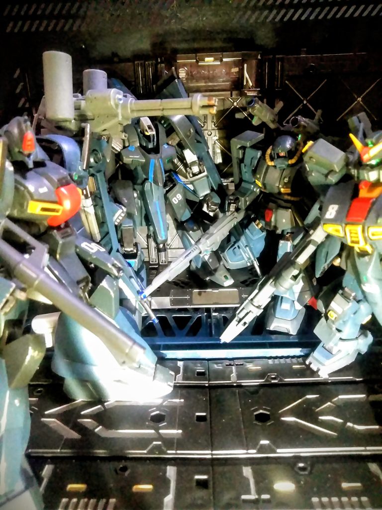 2 月 29 日　｢アクシズ軍｣ジオン再興を宣言。｢ネオ・ジオン｣を標榜し、各サイドに制圧部隊を派遣する。｢α任務部隊｣｢小惑星ペズン｣の可視宙域に到着。最初の交戦が行われる。&nbsp;　　　 　 &nbsp;☝️今ここら辺👇 😁3 月 1 日　｢アーガマ｣補給と艦の修理のため｢サイド１、１バンチコロニー”シャングリラ”｣に寄港｢α任務部隊｣｢発電衛星ＳＯＬ７８０４｣を撃破｢サラミス級２隻｣撃沈される。3 月 11 日　｢アーガマ｣ジャンク屋のＭＷの襲撃を受ける。続く｢エンドラ｣との交戦後｢シャングリラ｣を脱出。｢ジュドー・アーシタと仲間達｣がクルーになる。