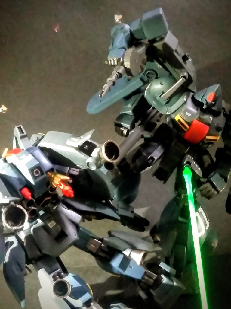 『なんちゃってインコム』出射‼️『ゼク・アイン』は『ザクⅢ』に感化されてフロントアーマーにビーム砲を内蔵しました 😆👍&nbsp;こんな感じでグタグダ！だらっト！！リビルド作業を実行です 😤💨💨&nbsp;｢New Decides｣は