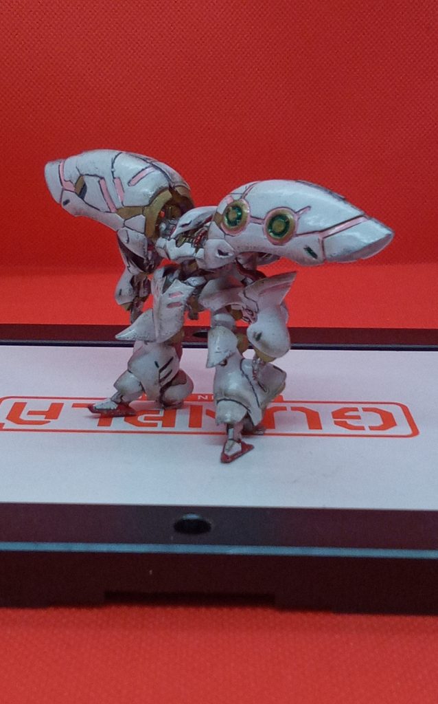 ベースはニュートラルグレー１フレームはクロムシルバー　差し色に金とあずき色