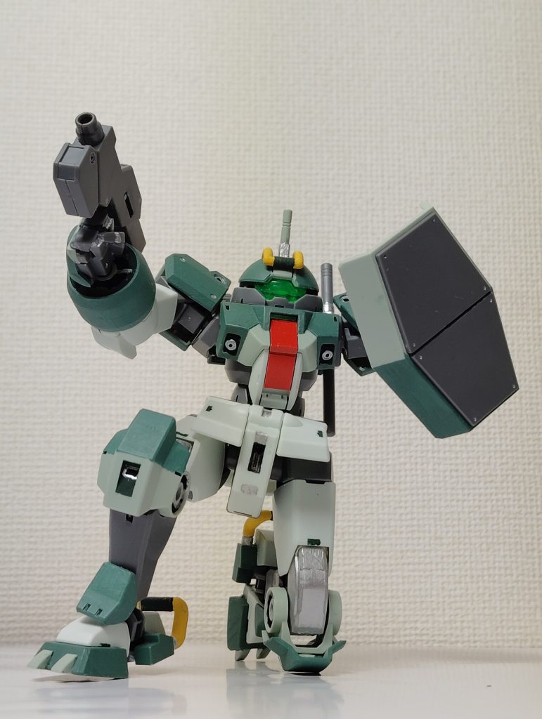 競技用の角が間抜けに見えて愛嬌がある量産機。頭のねじが緩んでる？でも、このポーズは決まってる！！