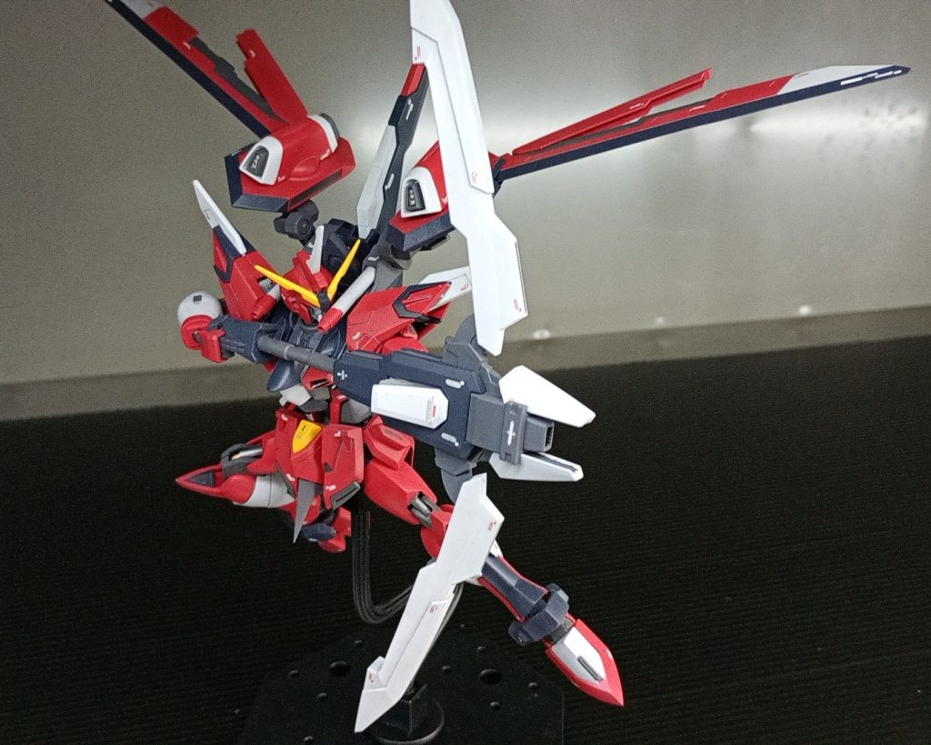 イメージとしてはリフターにインフェニットジャスティとセイバーのテイストを混ぜ、キットでは出来ない跳ね上げが出来るようにバックパックをデジモで製作しましたそのままで完成させるつもりでしたが、顔がZテイストであったためセイバーにあったテールスタビライザーをZ風にして跳ね上げたらどうなるだろうか思い、Z風のスタビライザーを追加(後日、こちらでどなたかが同じような改造をアップされていたのを発見、スミマセン、真似みたいになってしましました、あれカッコよかったです) 羽根を大きく広げたため、従来の武装では少しもリュームが足りず何か作ってみようかと思案Zかぁ、、、そういえば昔ボークスのC3-PREのZガンダムでシールドを弓にしたようなのがあったなとCE世界なら実大剣を弓にしたジャンク屋もいるし、キットのシールド形状をある程度残しつつ弓になるようなシールドも面白いかなと、データ上ではちゃんとシールドになる弓を製作しボークス C3-PREのZガンダムをパク、、、、リスペクトしたイモータルジャスティスになりました