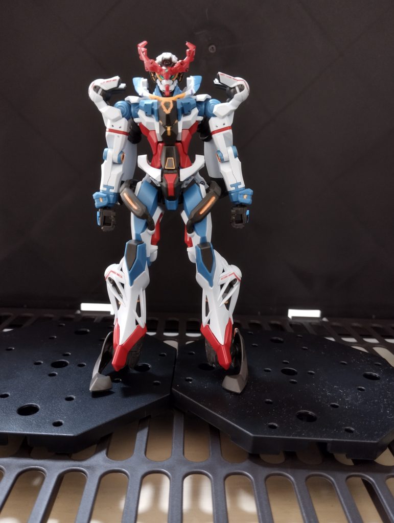 素立ち正面。胸の六角形をｼｰﾙﾏｽｷﾝｸﾞしようとしたのですが、失敗して切り刻んだので、結局ﾌﾘｰﾊﾝﾄﾞとなりガタガタにｗパーツが細かく大変でしたが、組みがいのあるキットでした✨