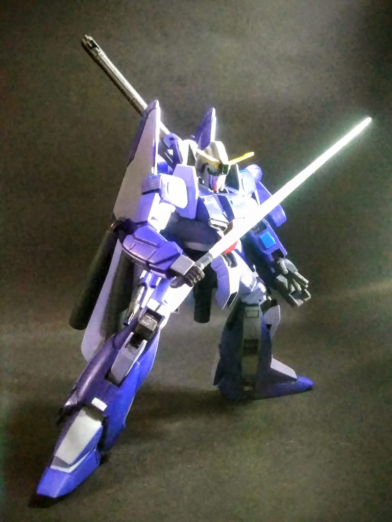 そんなコンナで　 　⚔️ビームサーベル抜刀⚔️&nbsp;キットには付属してイナイ(多分)のでその辺に転がってイタものを使用しときますね 😁可動域が今基準と比べて残念過ぎるのでポージングはコレが限界 😭馬ヅラ🐴のトボけたお顔も多少は引き締まって観えますかね 😏