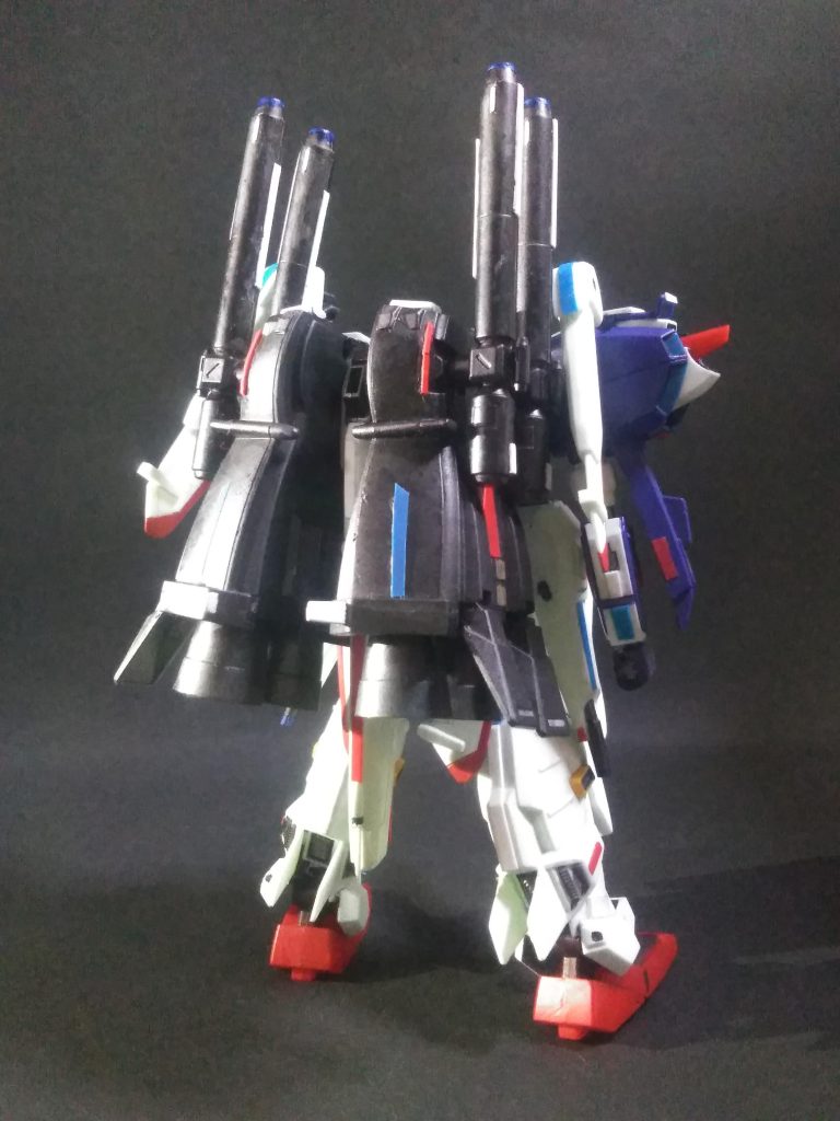 頭頂高は 21.73m と『ゼータ プラス(21.11m)』より多少背が高い程度(2,3頁だとソンナ事はないﾝだけど💦)なのですが 🧐バックパック・ブースター ユニットに備わった ビーム カノンの為ノッポさんに観えて仕舞います 😅・・・このB B B・ユニットの存在・・・　　　｢｢｢自立が難しい｣｣｣のはイウまでも在りませんよね 😭💦