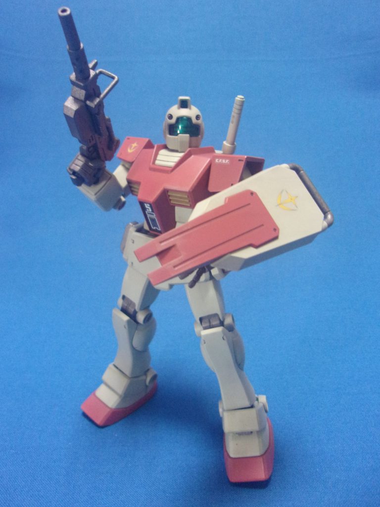 ブックオフで売られていた完成済みジャンクの陸戦型ガンダムからマシンガンとシールドとサイドスカートをもらっています。