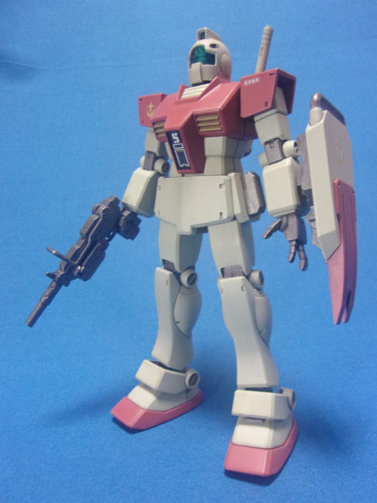 HGUCジムはゴーグルの眉間部分の影が気になるので、一旦切り離して裏側を削って塗装しました。