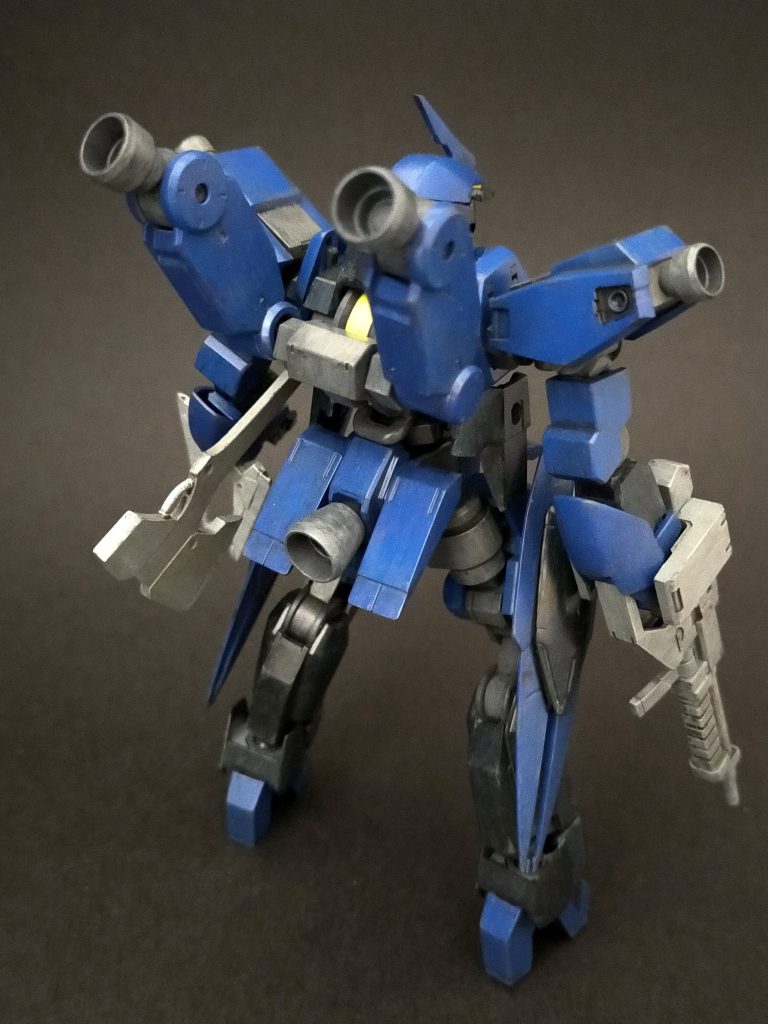 　グシオンの時と違ってグレイズのフレームは共通なので、ニコイチでも問題なく作れました。　塗装は紫の上に青を塗り重ねたら中間的な色合にならないかなと思いながら塗ったらほぼ青になりました。　塗る順番を逆にするか、もっと薄く塗ればよかった。　頭部のセンサー部分に少し手を加えたのですが、どうせならグレイズのセンサーパーツを流用したほうが良かったかもしれません。