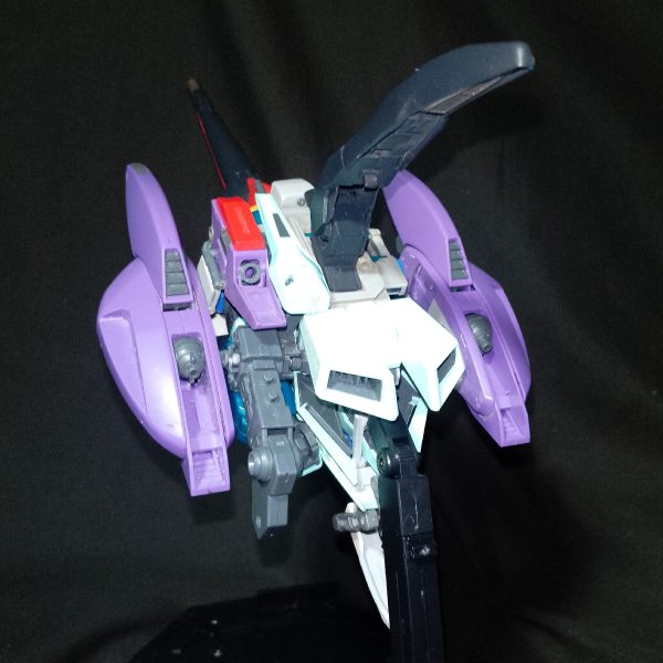超お久しぶりです(^_^;)　長らく放置プレイだったやつを再開　一応形になりつつあります　ものすごい改造量で何をどう弄ったか説明しきれないｗ　変形の工程で自分でも分からなくなるｗ　脚と羽根がまだ付けてないのでイメージ沸かないかもですｗ　肩とシールドにランディングギヤみたいなのを仕込んでます　ゼータとかを見ると　ランディングギヤがソリみたいな形状で凄く小さいんですが　そんなので機体をささえられるのだろうか？　変形の肝になるシールドをオリジナルデザインに変更して伸縮　折りたたみ　接続軸　ホールドアーム　ランディングギヤと　めちゃくちゃ盛り込んだシールドとなりました　多分シールドだけで数回投稿出来るだけギミックモリモリです（3枚目）