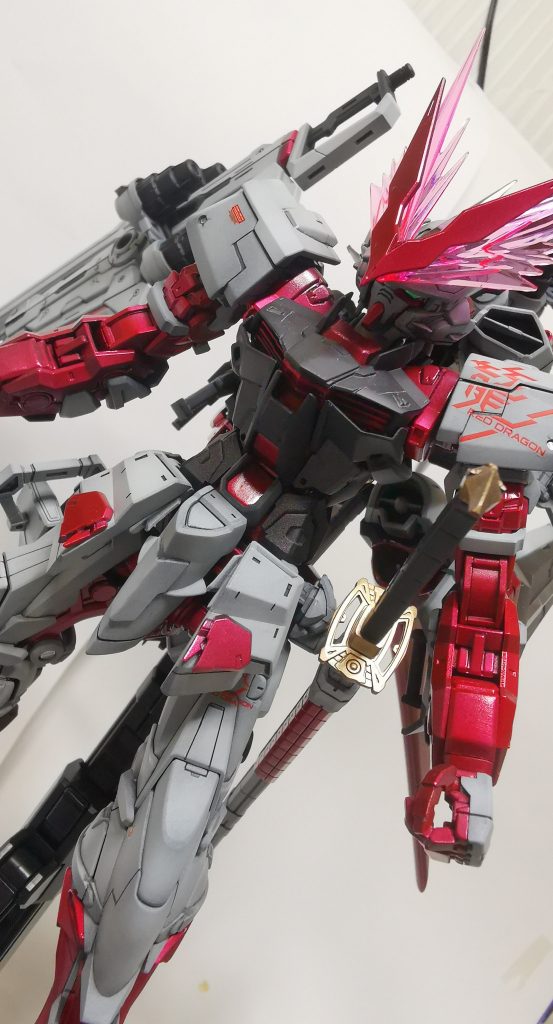 腰のアーマーが小さくて好みでなかったので、余剰パーツと組合せて自分好みなカンジに。パッと見わかりにくいですが、あちこちスジ彫りで装甲をセパレートしたり、メタルのマイナスモールド入れたりしてます。