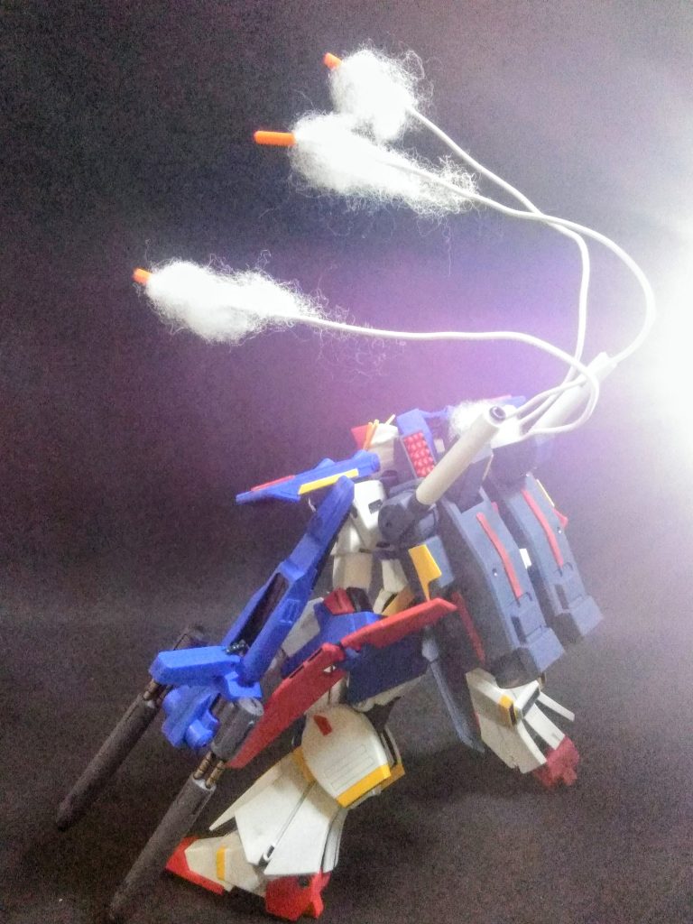 バックパックには熱誘導式ミサイルを 42 発装備してイル事はご存知ですよね 🙄＂ナンチャッてミサイルエフェクト＂で演出します 😆&nbsp;『ν ガンダム』の増加オプションにも同型のミサイルが採用されているとか 😊