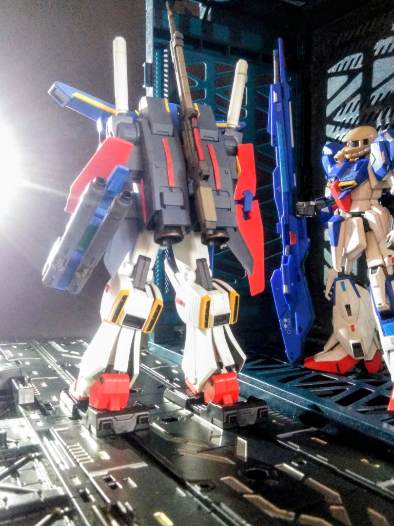 『ダブル ビーム ライフル』を左腕に装着して、右腕にはTMS系(可変モビルスーツ)のビーム ライフルを携行 😁TMS系 B ライフルも長尺なので背負える様に 👍&nbsp;コレラの仕事は『イジリタ・ガァル 先輩』がヤッツケてくれました 🤗🎶