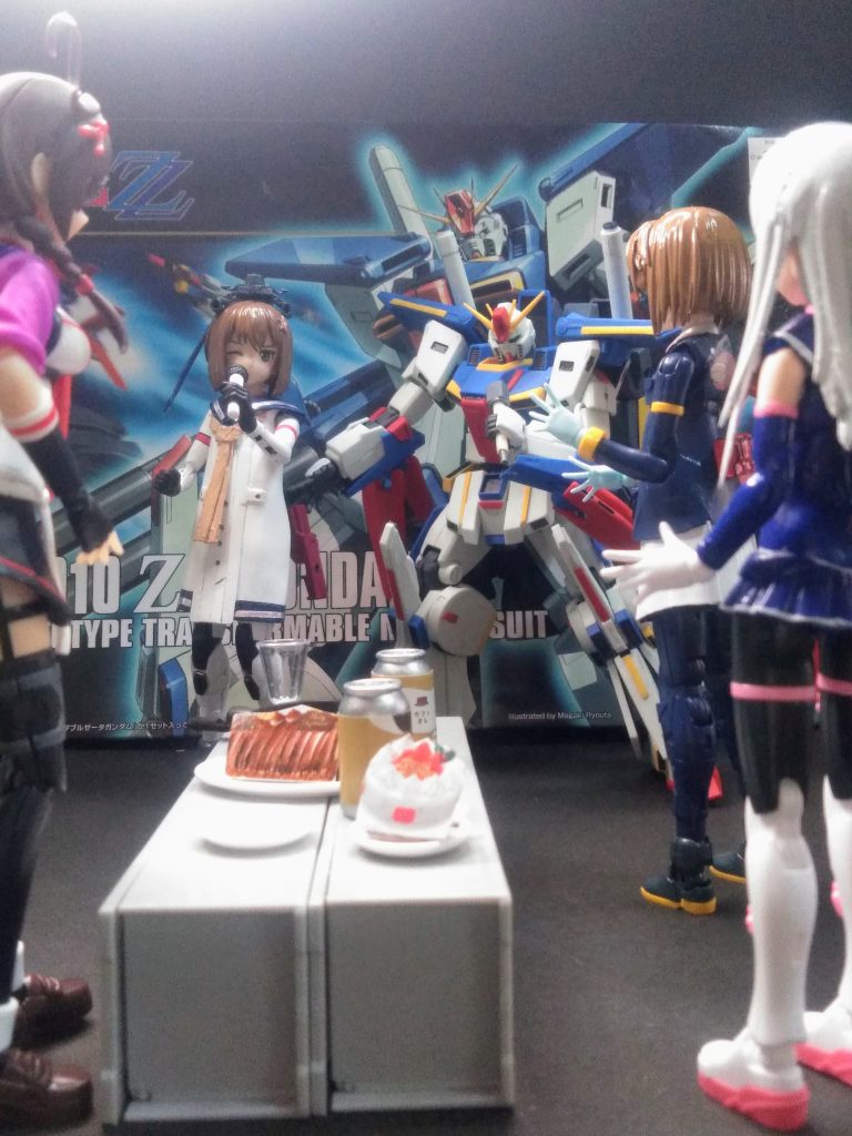 　　　　『アニメじゃない』&nbsp;『機動戦士 ガンダム ΖΖ』の主題歌は、前期 OP『アニメじゃない ～夢を忘れた古い地球人よ～(新井正人)』と後期 OP『サイレント・ヴォイス(ひろえ純) 』が在ります。特に前者は『秋元康 氏』が作詞し、タイトル通り「アニメではない」という衝撃的な歌詞が特徴の、前作(Ζ ガンダム)のシリアスさを覆す明るい楽曲です。&nbsp;前期 OP は、1986 年の放映当時に大きな話題となり、『主人公 ジュドー・アーシタ』の視点を表す歌詞が印象的なアニソンとして知られています。『森口博子 女史』などの歌手により現代でもカバーされることが多く、カラオケでも定番のガンダムソングです。ゲーム『スーパーロボット大戦シリーズ』やガンダム関連の映像作品などで、『ΖΖガンダムの戦闘シーン』を盛り上げる曲として頻繁に使用されます。&nbsp;&nbsp;『｢ZZ｣は明るく、コミカルな雰囲気だから、作品の路線転換を意味する歌詞だね🎵』(演:ｸﾞﾝｼﾝ ﾆｼｽﾞﾐ ﾄﾞﾉ)『元気が出るし、中毒性がとても高い⤴️』(演:ﾕｷｶｾﾞｶｲﾆ)『この歌詞は、大人に向けたリアルロボットアニメを確立したガンダムが、再び子供向けに回帰した、あるいはそれさえもメタ的に楽しむ姿勢とも解釈できるよね。その事には、富野監督としても否定等はしなかったみたい』(演:ｼｸﾞﾚｶｲｻﾝ)『＂カラオケ＂楽しイ』(演:ｲｵﾅ)https://youtu.be/syokMsdUsDU?si=Wn8AhvWQHS9L_OKz