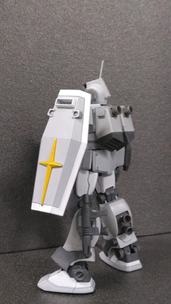 ビームスプレーガンはマグネットでホルスターに留められます。