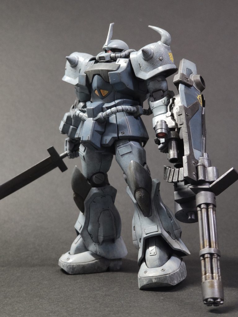 ガトリングも持ったところで、いつもの塗装レシピです。いつものメカサフヘヴィからの水性ホビーカラーですが、盾本体を除く武装には缶のラッカー黒サフを使いました。水色: ブルーグレー > イサーク専用機スカイブルー体: ジャーマングレーグラウ > ミディアムブルーバックパック: &nbsp;ジャーマングレーグラウ > ジャーマングレーグラウ退色&nbsp;靴膝胸: グレーグリーン > 軍艦色1関節、首元: &nbsp;サフ > 明灰白色1ガトリング、弾倉: &nbsp;サフ> アイアン(ラッカー) > 色々盾のアーマー: 履帯色 > 焼鉄色 > 履帯色剣の刃: 履帯色剣の柄:、3連砲: ファントムグレー > グレーバイオレットコクピット: サフで塗りつぶして、ディアクティブワホイト > オレンジ系各種あとはお約束コースで ダークグレーでチッピング > 半光沢トップコート > ダークグレーウォッシング > 足元汚し&nbsp;