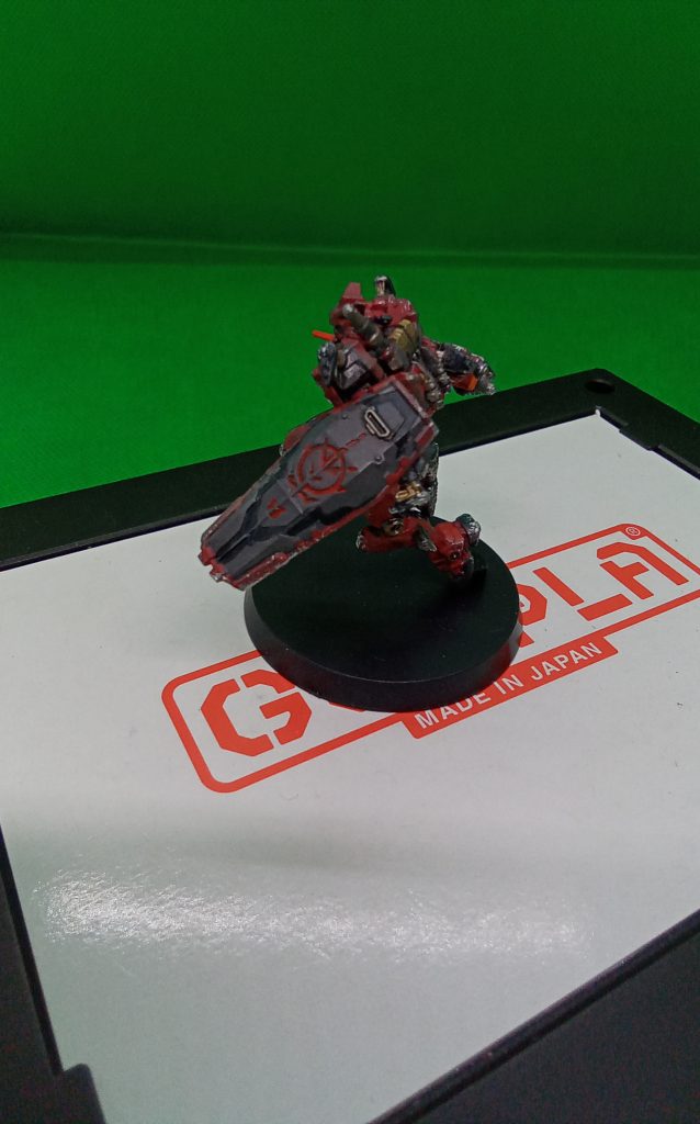 シールドは塗りやすくて楽しかった♪関節などに差し色で金色やチタンを塗ってます