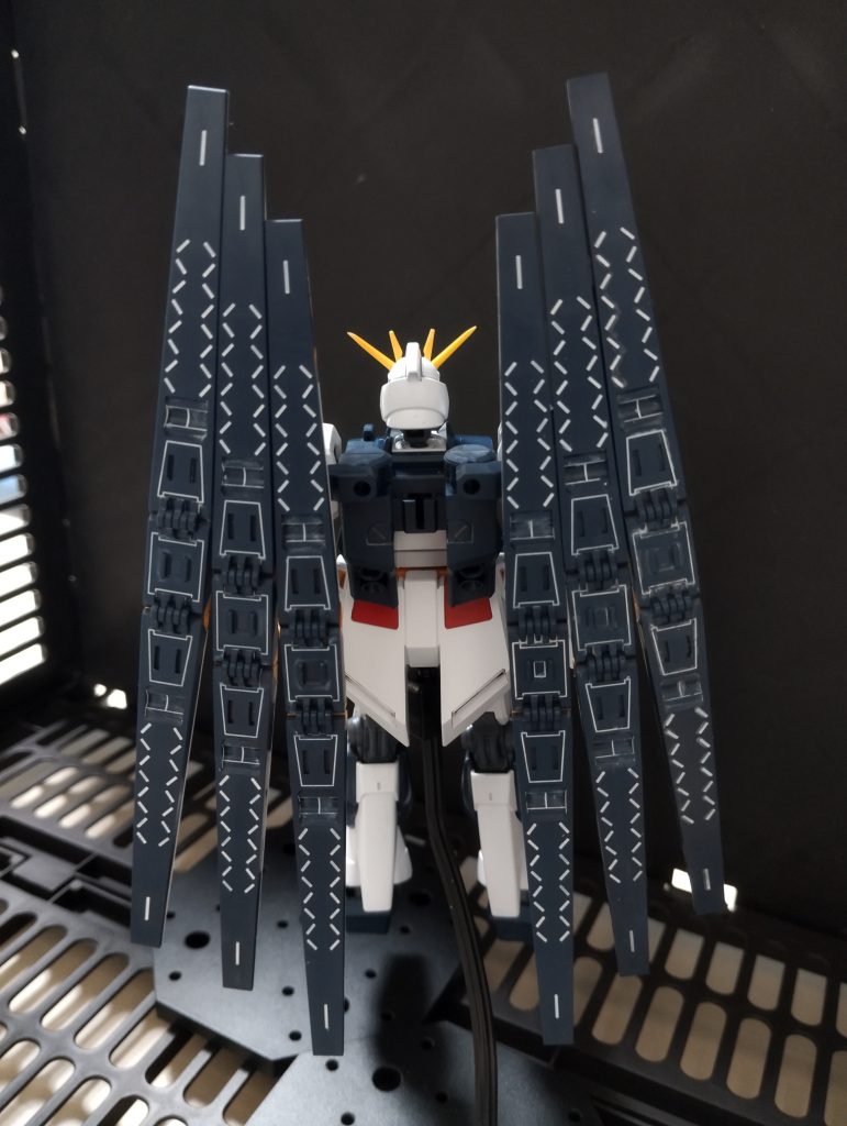 両側で懸架する用のバックパック（1色成形） があるのですが、スラスターなどを塗り分けてないので地味。フィン・ファンネルの内側は白を塗っていい感じになりました✨