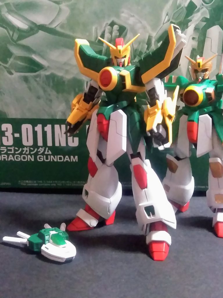 皆様大好き❓『機動武闘伝 G ガンダム』より『主人公 ドモン・カッシュ』をアニキと慕い 🤗ライバルにして『シャッフル同盟』の盟友である 😌『サイ・サイシー』がガンダムファイター(パイロット)を勤める『ドラゴン ガンダム』をコサエテみました 😚👍右側に置いてあるのはコックピット兼搭乗、脱出装置である『コアランダー』😊イイ機会なので昔にコサエタ『旧キット 1/144 ドラゴン ガンダム』も晒してみます 😁