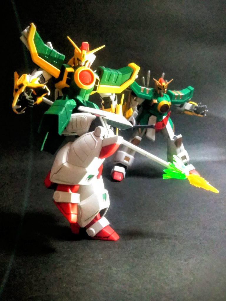 『ネオチャイナ代表のモビルファイター』なのでドラゴン的🐉な外観なワケですが 🤣🤣🤣武器もお国柄？を反映しております 😁両肩(4×2)と背中(2×2)に装着した『フェイロン フラッグ』とイウ名称の槍がメインウェポン？⚔️です 🙄