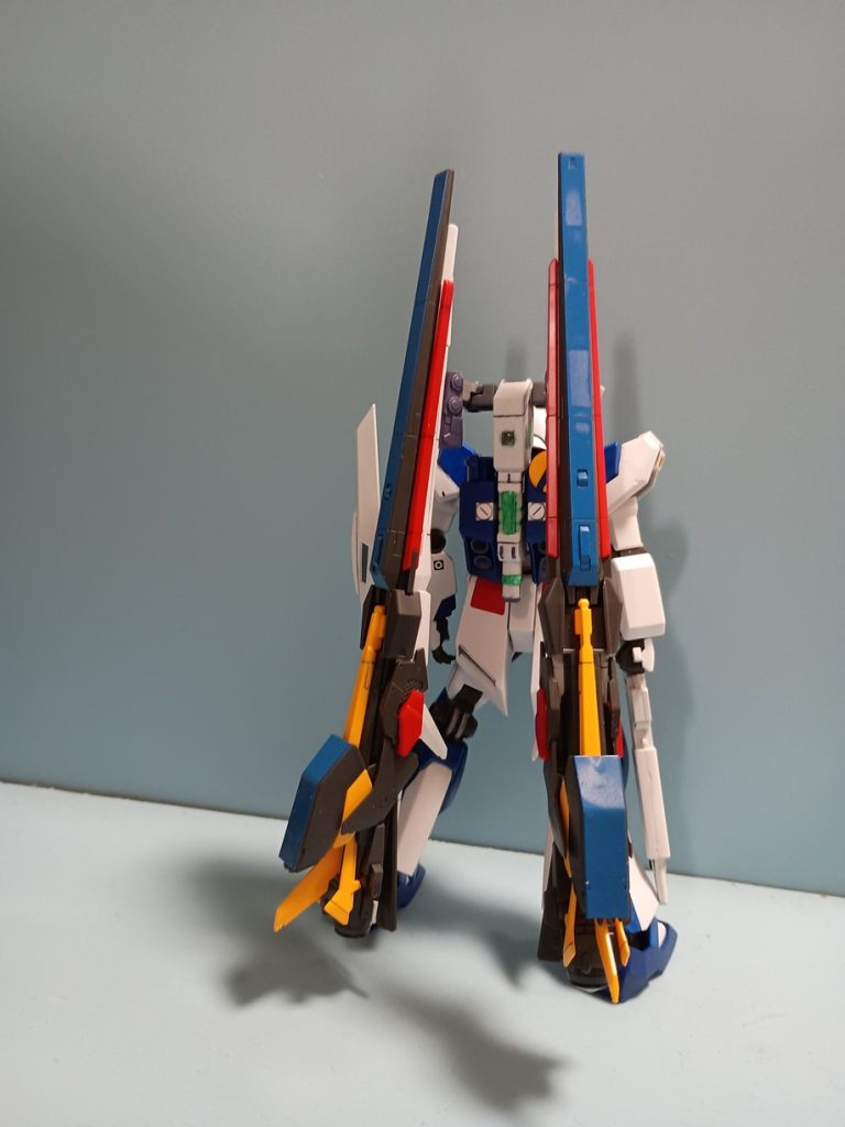 後ろから('ω')ノ青い部分はスプレーでの塗装になります。本来二次元の嘘を立体化するため立つための支えになるＬＬＦＦは接続場所の関係で接地していません。その為、ほっておくと自重で後ろに倒れます(; ･`д･´)