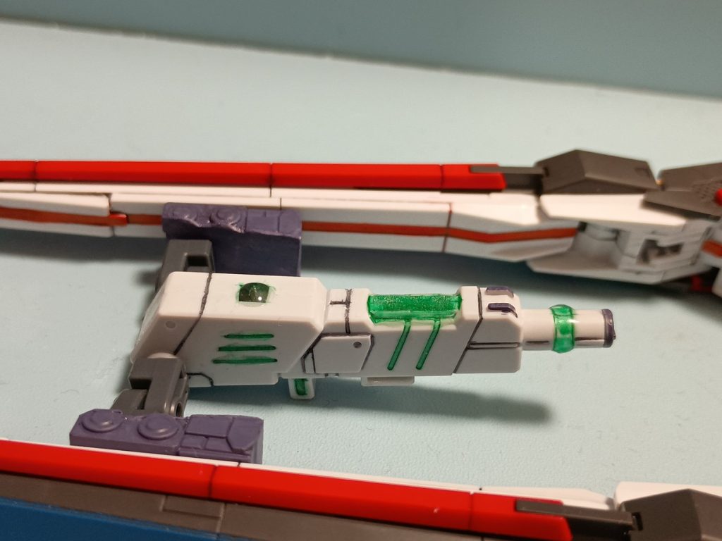 ＬＬＦＦ接続場所のアップ('ω')ノνガンダムのバックパックへ接続軸があるアームアームズのアレをベースに作成(*'ω'*)脳内設定では増設のサイコフレームユニットっということで、各部をルミナスメタグリーンで塗装し硬化レジンをつけてクリアパーツっぽくしてサイコフレーム感を出しています(; ･`д･´)