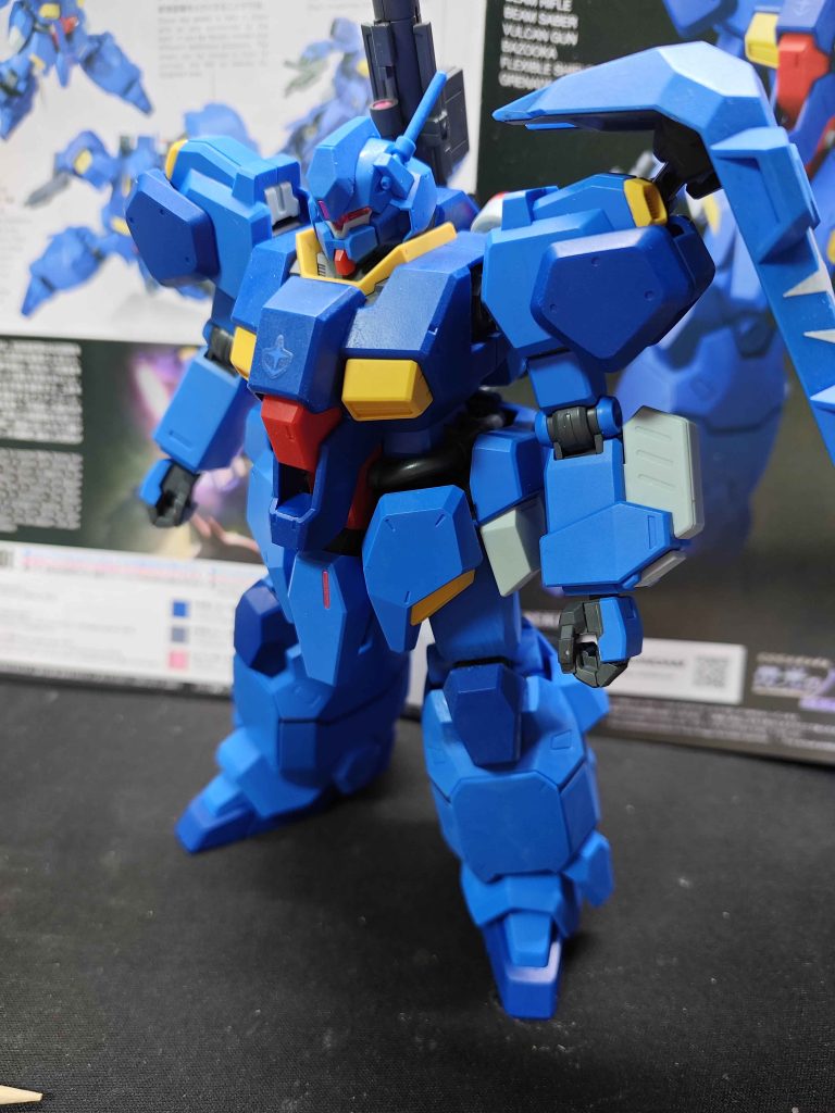 アクリジョンの艶消しをスポンジでポンポンしたのがこちら。加減がわからず白化したところが少しありますが、かなり質感が変わりました。ドンドンかっこよくなります。うーんいいキット・・・