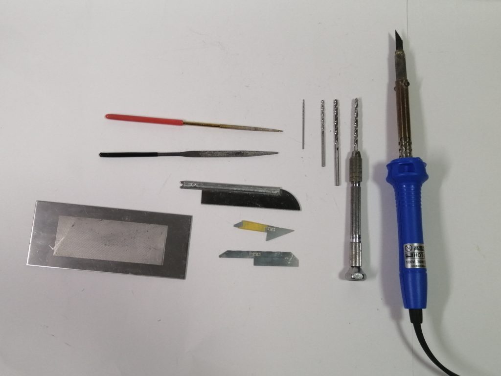 まずは変形に関わらず改造に便利な道具を軽く紹介します。左から鉄ヤスリ 棒状のものやプレート状のものがあります。紙ヤスリやスポンジヤスリより切削力が高く、真っ直ぐ削れます ノコギリ プラモデル用の小さいものです。ニッパーやナイフでは切れない大きなパーツも簡単に切断できます。 ピンバイス ご存知ピンバイス。1~3mmのものをよく使います。幅広く持っておくと便利でしょう。ホットカッター 曲線を切るのに便利です。ちょっと危ないし超音波カッターという上位互換が存在しますが、安いし先端を交換してはんだごてにもできます。