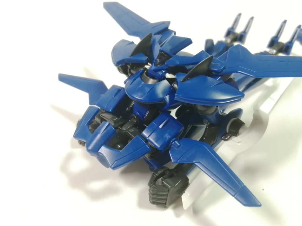 最後に腹から腰前に大きく付き出したり胸の後ろに持ってくることで人らしさを減らすことができるというわけです。 お気づきでしょうか。これらは全てZガンダムの変形の一要素なのです。つまり、今回は「Zガンダムの変形の美味しいところを抜き出して簡単に可変機体を作ろう」、ということなのです