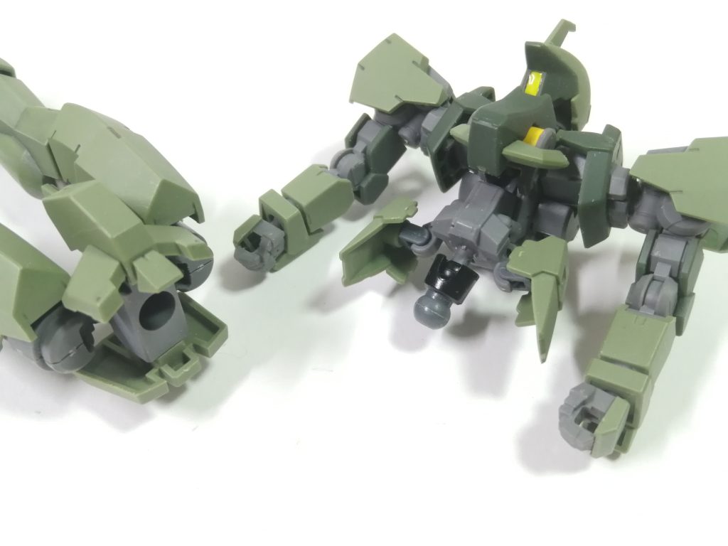 腰にボールジョイントを追加してみました。サイドスカートの位置を調節すれば違和感はあまり無いでしょう。