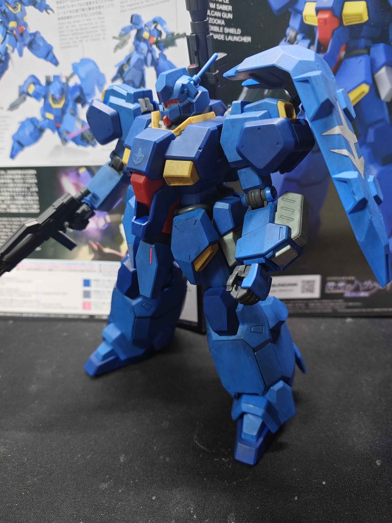 そして最終段階、アッセンブルカラーのシェイドブラックを塗りたくったのがこちら。一気に暗い色合いになりました。渋みが上がりましたね閃光のハサウェイの戦闘シーンが軒並み暗いので、グスタフ・カールにも明るい印象がなかったので今回この方法で暗くしてみました。作りたくて仕方なかったこの子でモチベが保つ間にガーっとやってしまったので、いろいろ改善すべきところも多く残してますが、完成としました。