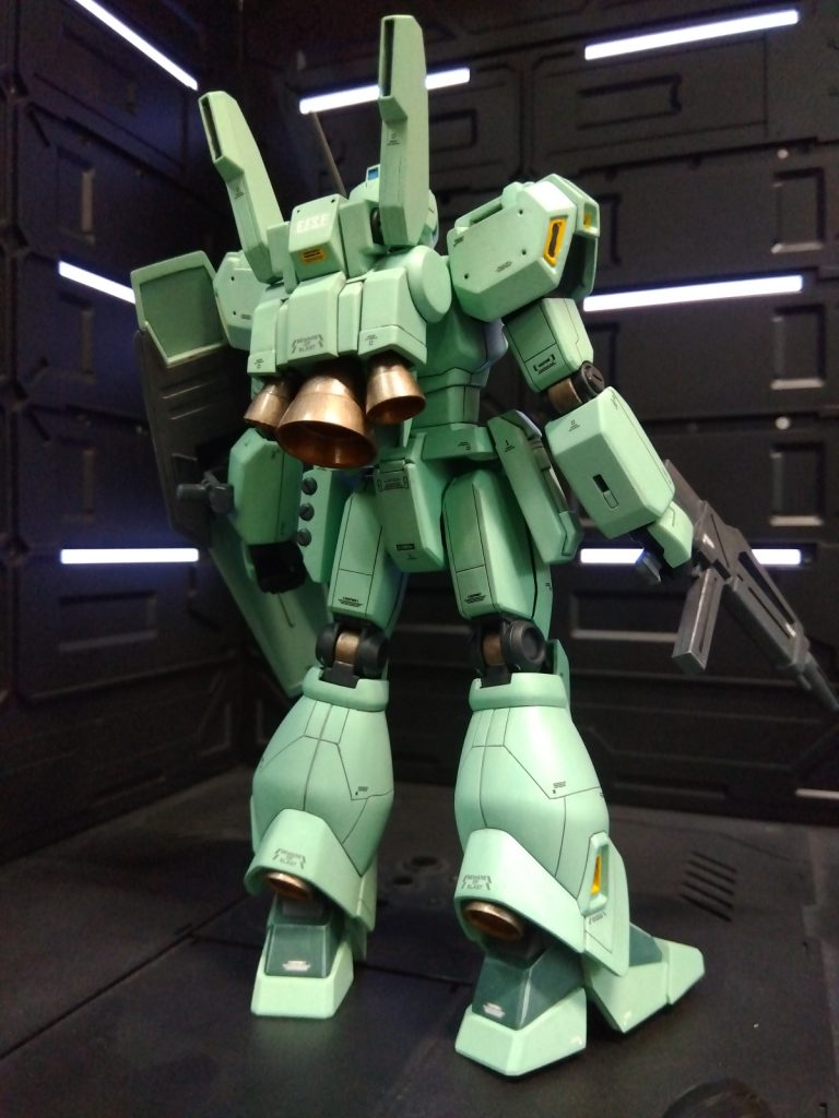 エコーズ、スタークと作りましたが素のジェガンは初。今回は下腿部のスジボリを頑張ってみました。なんとなく良さげに出来たと思う。しかし後から知ったのですがD型は裾部分が切欠いてるようですね。リサーチ不足で残念。