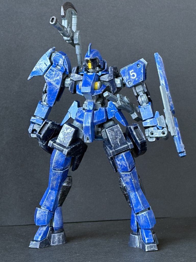 EB-06rs+ グレイズリッターカスタム とある軍人が長年使用し続けているMS。かつては唯の青いグレイズリッターであり、式典や警護に用いられるお飾りであった。しかし戦禍に巻き込まれいざ戦場に出れば案の定醜態を晒し、多くの仲間が犠牲になった。だがそこでようやく彼は“本物の兵士”となり優れた戦果を上げた。以来彼は“忌まわしき初陣”を風化させぬべく、敢えて損傷箇所を別のグレイズのパーツで補修、以降全く同じパーツを使い続けている。ここ最近はナノラミネートアーマーの補修も疎かになっており、随所に戦いの痕が残っている。 どうです、気持ち悪いぐらい筆が乗るんです。ウェザリングって面白いですね。ストーリーが膨らむんです。リッター名乗ってますが、もはや騎士要素は残ってませんね。 今回も改造自体は省エネで、グレイズ関連のパーツをあれこれ使ってます。多様なバリエーションのある量産機って既存のパーツを混ぜ合わせてアレコレ遊べるのが本当に楽しい。