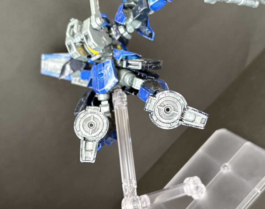 この足裏の分かりやすいスラスター(ホバーユニット?)が、たまらなく大好き。