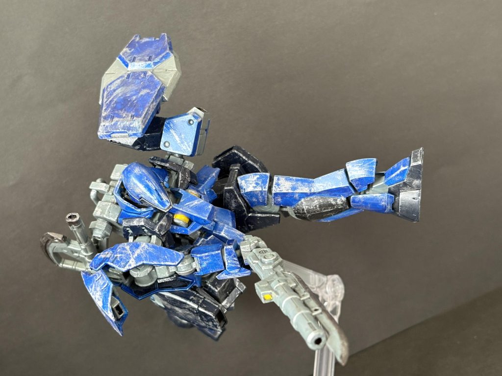 ソードライフル グリップの角度を変えることでビームライフルと短剣を使い分ける武器。もっぱら剣として使う。尚こいつのいる世界はあらゆる世界のMSが共存している世界観なのでビームが主兵装です。技術的にも不可能じゃないはず………多分。