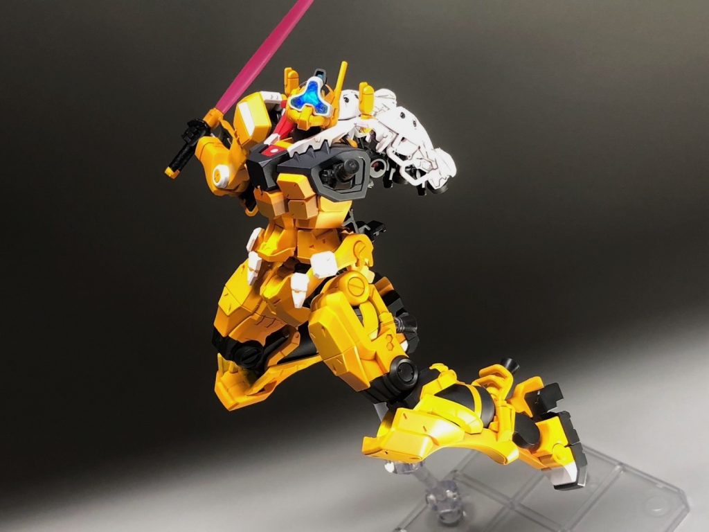 今回は目を光らせました！頭が小さかったので工作はとても苦労しました、バイザーは透明なパーツで複製して置き換え、中を掘り込み光が多く通る形に加工してます。