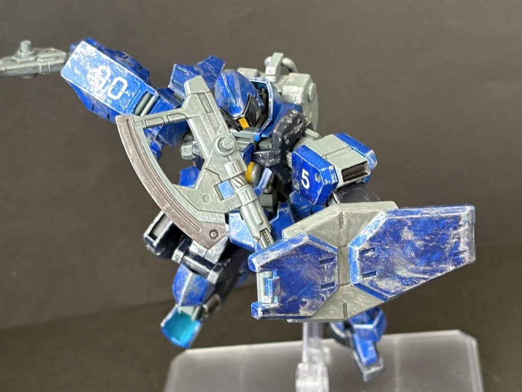 ちなみに右肩と左肩でマーキングのフォントをわざと別のものにしています。左肩が右肩より後に製造されているのでフォントが更新されているという設定。