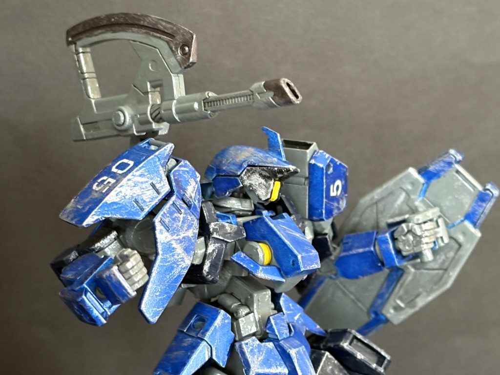 アックスショートガン 持ち帰ることで手斧にもビームガンにもなる武器。アームアームズのやつそのままですが、腰に装着するのが無理そうだったのでバックパックにアームを増設して肩キャノン風にしました。
