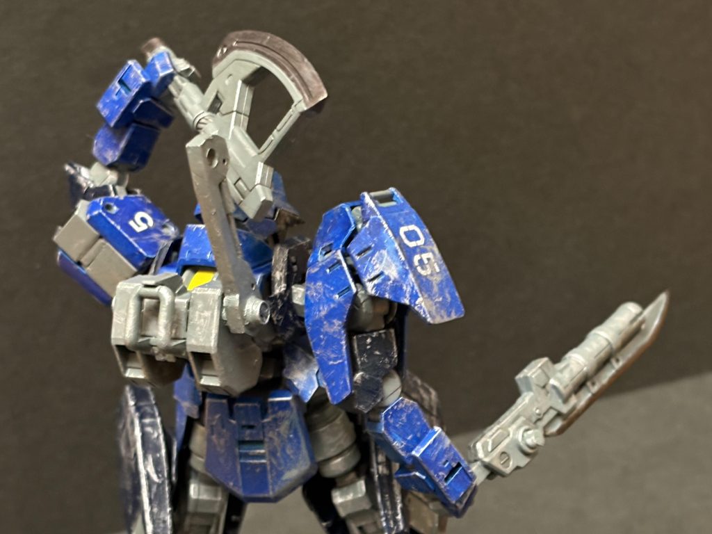 追加したアームはプラ板とプラ棒でスクラッチし、ディテールアップパーツをつけてます。横浜でタダで配ってたあれです。果たしてこのシリンダーに意味はあるのでしょうか