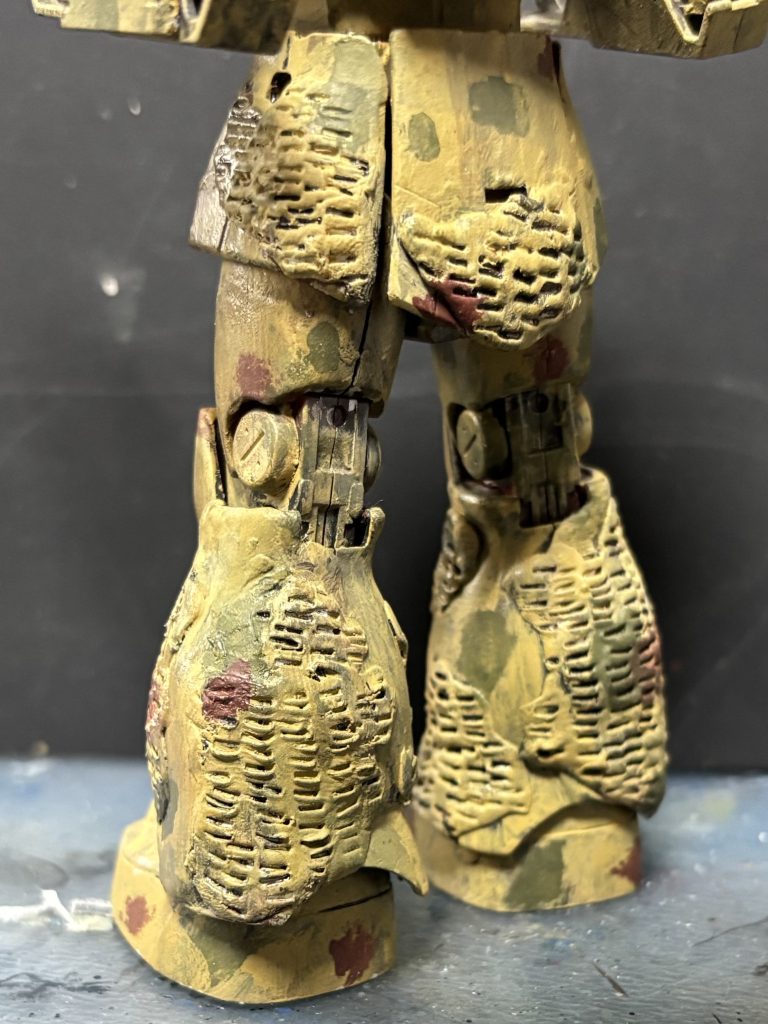 足にはツインメリットコーティングを。エポパテにマイナスドライバーで一つ一つモールドしました。はじめてタミヤの高密度タイプを使用しましたが、全然伸びなくて失敗してしまいました。今見ると足の合わせ目もそのままですね、ﾊｽﾞｶｼｲ