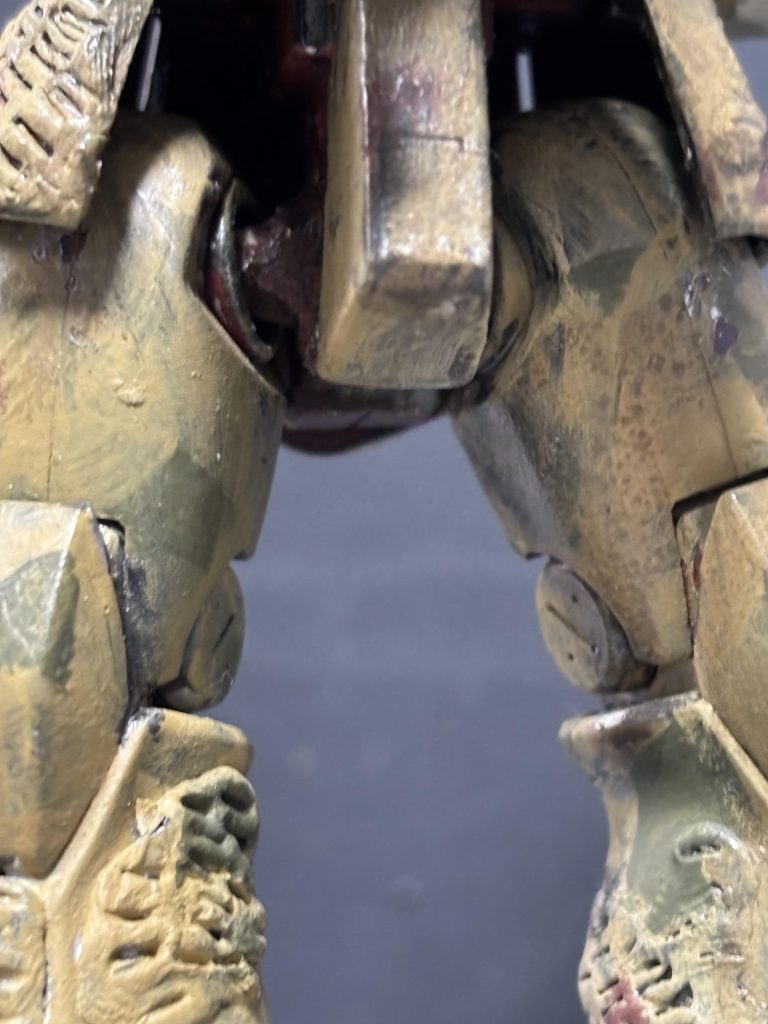 脚関節を製作の際破損していて、真鍮線による修復を知らなくてエポパテで強引に修繕したので可動域が狭いです。