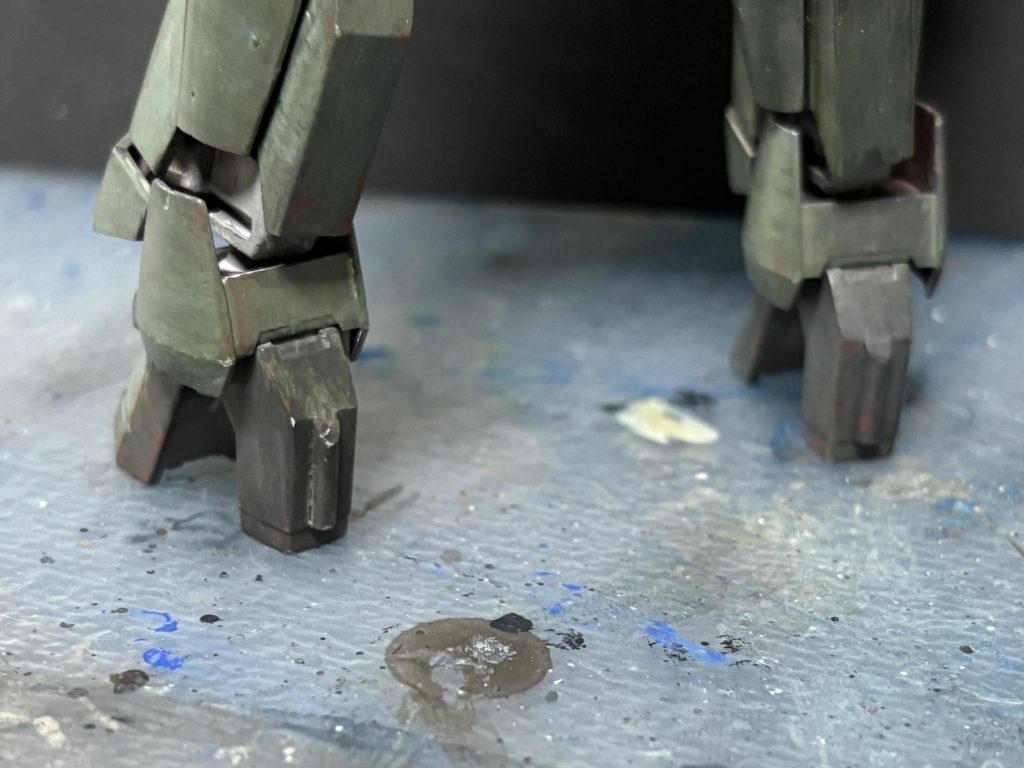 踵には降下の衝撃を和らげるショックアブソーバーをイメージして半丸棒を接着。肉抜きも考えましたが、かっこいい仕上げが思いつかず断念。