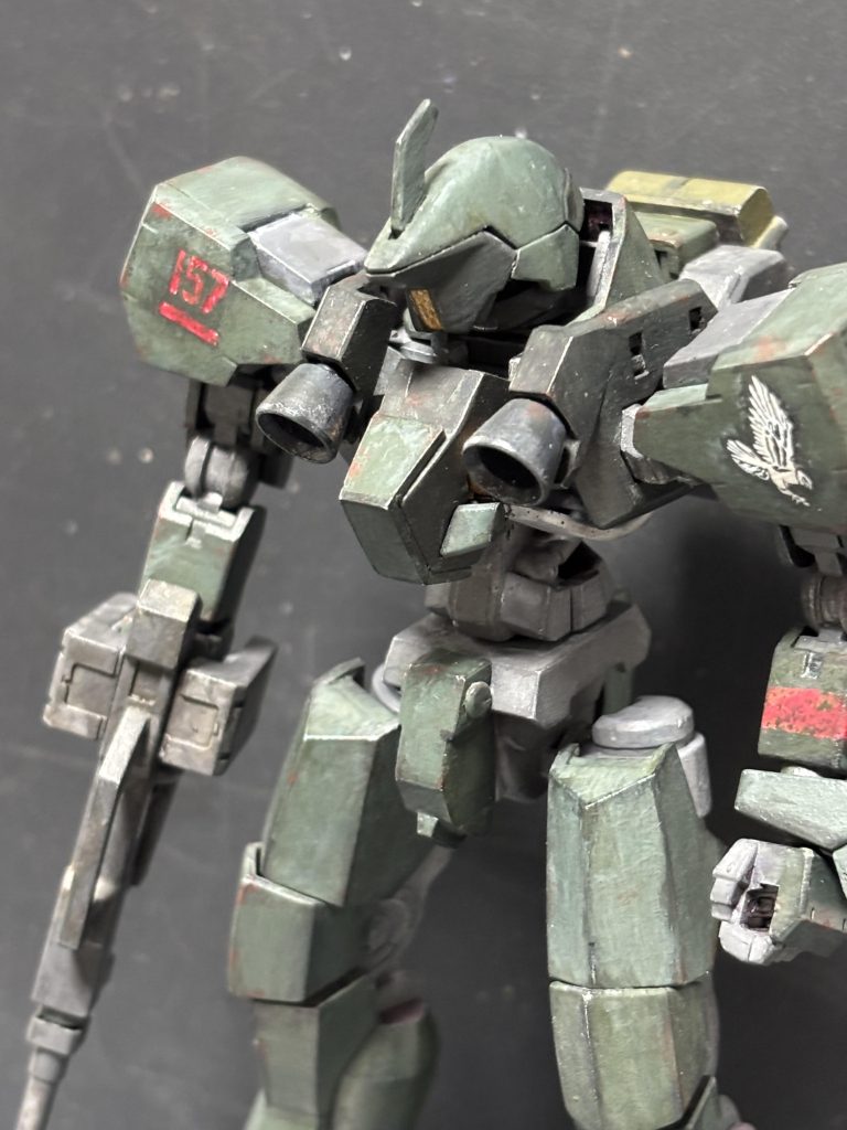 バストアップです。全体的に装甲を削りましたが、胸部コックピットにだけ追加装甲が施し、生存性を高めました。また、地味ですが頭部顎側のパーツの縁が削り落とされています。これは、元ネタのドイツ降下猟兵のヘルメットの縁が削られていたことのオマージュです。