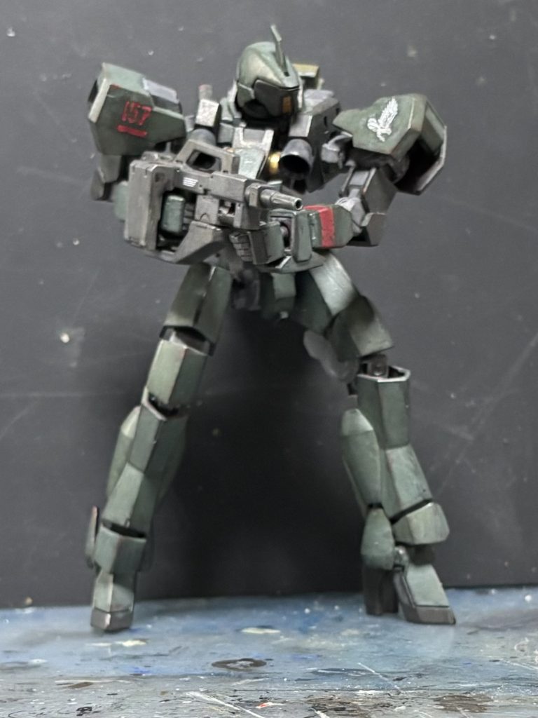 武装①:ショートライフル付属品のライフルを降下中でも撃てるよう、取り回しのよいショートバレルに改造。反動を抑えるための大型コンペンセイターを装備しました。